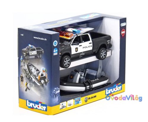 Bruder RAM 2500 Rendőr Pickup, trélerrel, csónakkal, jelző fényekkel, 2 figurával (02507)
