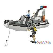 Bruder RAM 2500 Rendőr Pickup, trélerrel, csónakkal, jelző fényekkel, 2 figurával (02507)