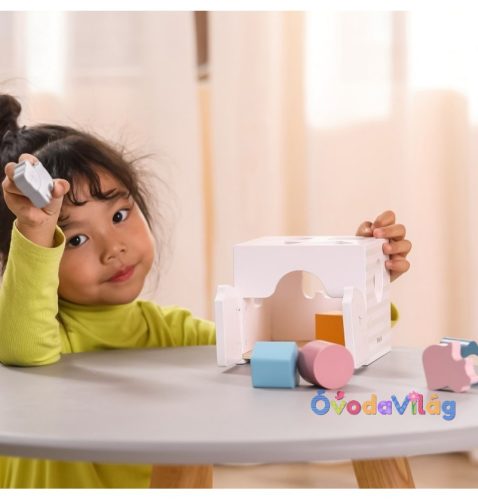 Formabedobó doboz csörgő formákkal